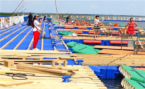 吉林查干湖水上浮桥施工现场