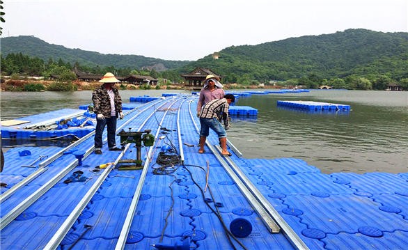 浙江湘湖水上浮桥施工现场