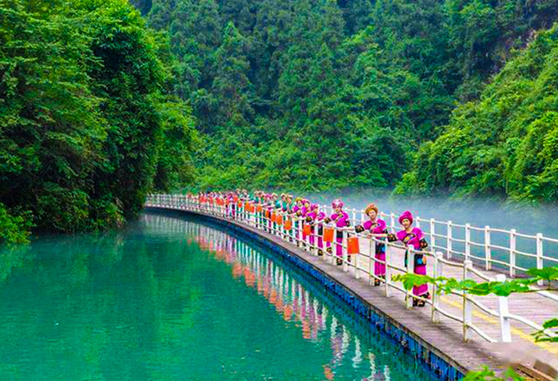 中国最美网红浮桥湖北恩施狮子关大峡谷小汽车专用浮桥(水深60米)