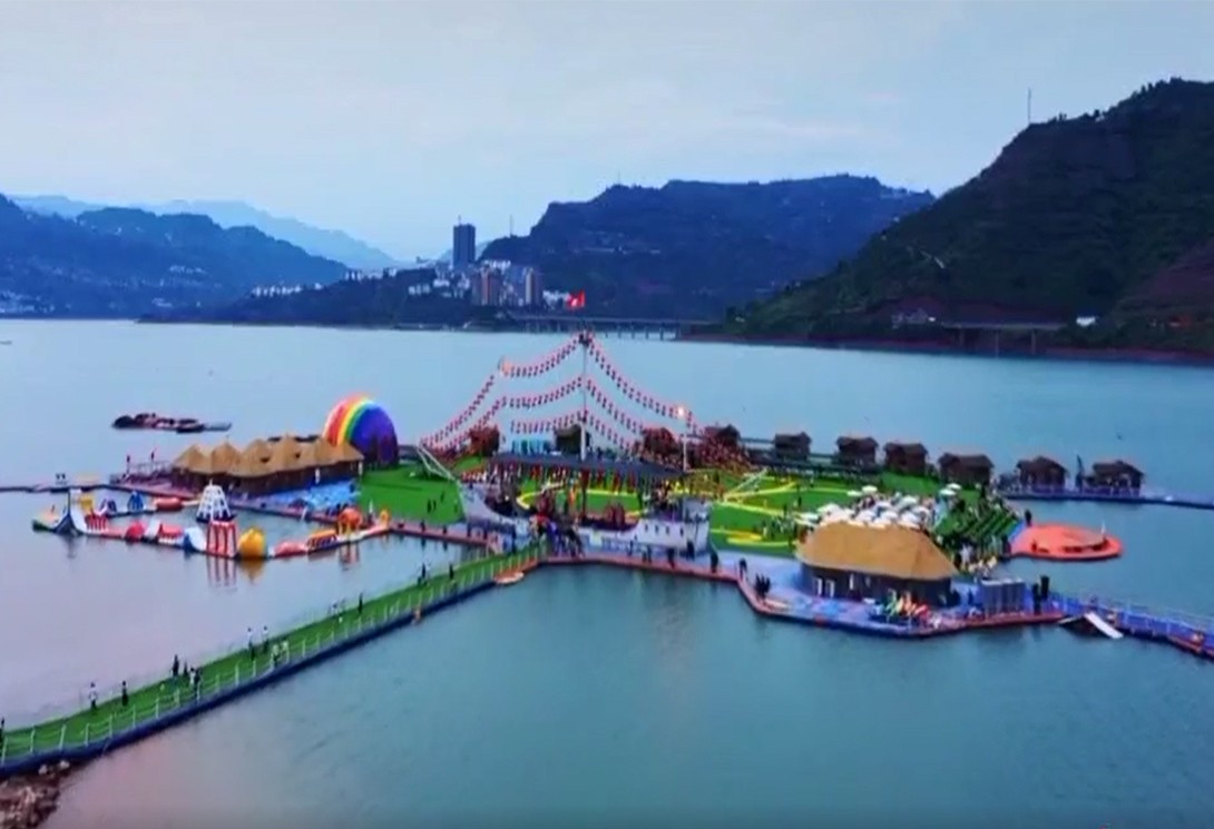 云南绥江县金沙江水上漂浮大型综合游乐园