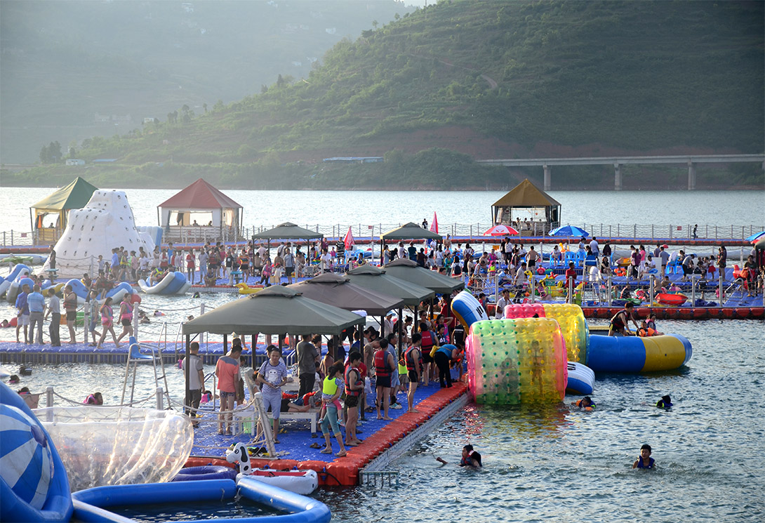 云南绥江县金沙江水上漂浮大型综合游乐园