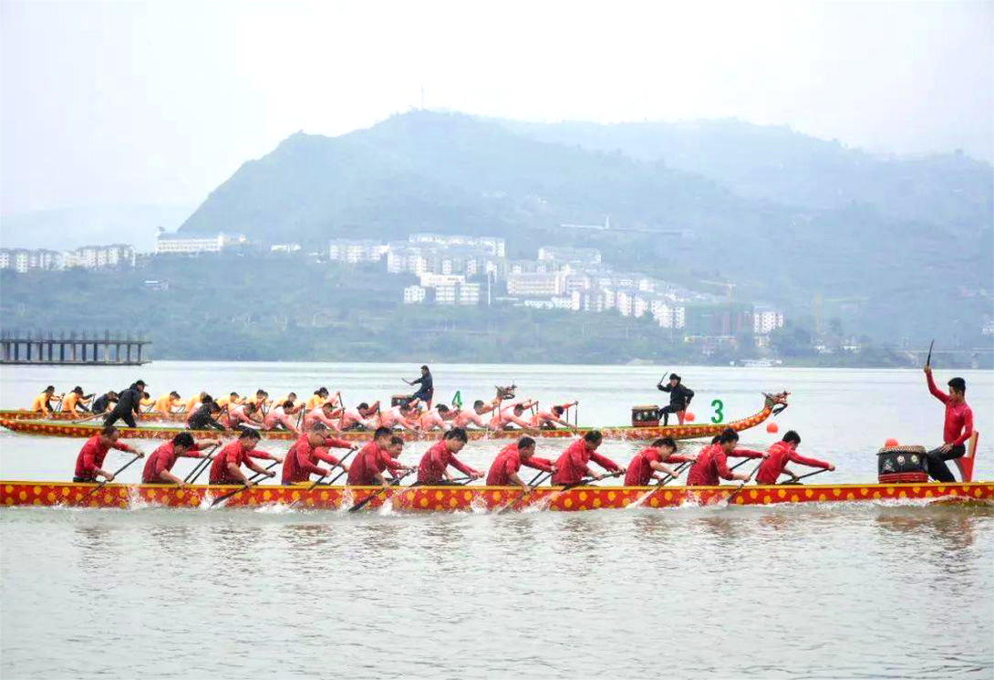 云南绥江县金沙江水上漂浮大型综合游乐园