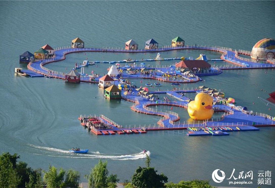 云南绥江县金沙江水上漂浮大型综合游乐园