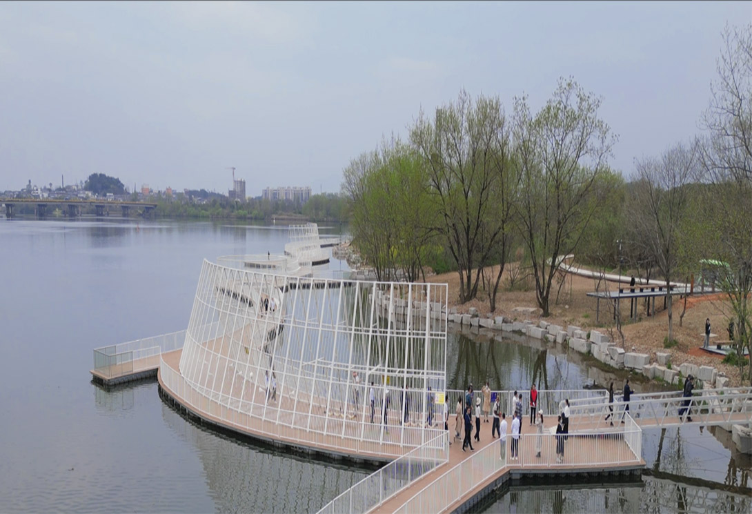 人民日报报道|国内首座水上蹦床主题景观浮桥