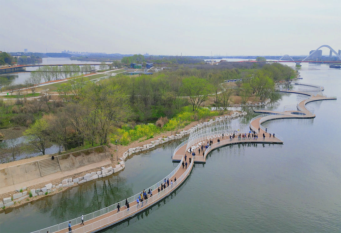 人民日报报道|国内首座水上蹦床主题景观浮桥