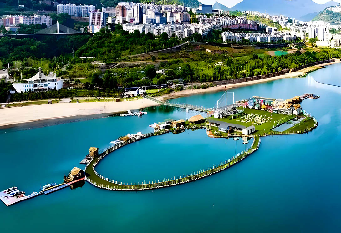云南绥江县金沙江水上漂浮大型综合游乐园