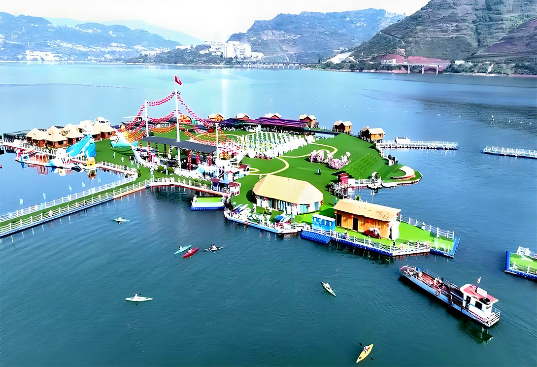 云南绥江县金沙江水上漂浮大型综合游乐园
